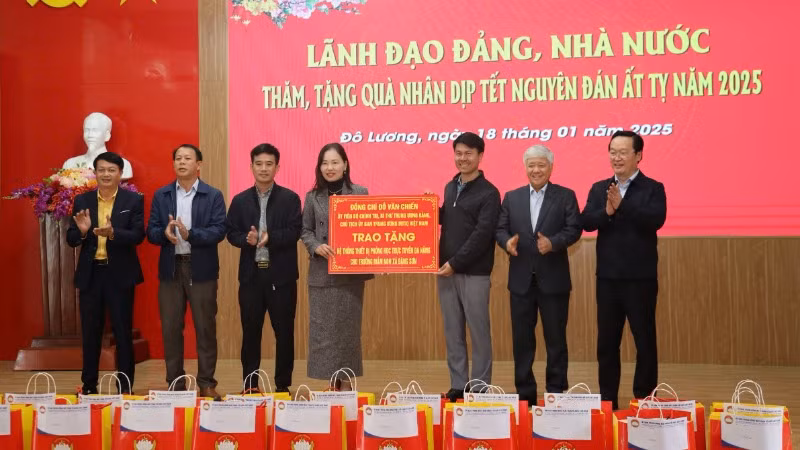 Đồng chí Đỗ Văn Chiến trao tặng hệ thống thiết bị phòng học trực tuyến đa năng cho Trường mầm non xã Đặng Sơn, huyện Đô Lương. Đồng chí Đỗ Văn Chiến trao tặng hệ thống thiết bị phòng học trực tuyến đa năng cho Trường mầm non xã Đặng Sơn, huyện Đô Lương.