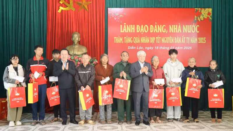 Đồng chí Đỗ Văn Chiến cùng lãnh đạo tỉnh Nghệ An trao quà Tết cho người dân xã Diễn Lộc, huyện Diễn Châu. Đồng chí Đỗ Văn Chiến cùng lãnh đạo tỉnh Nghệ An trao quà Tết cho người dân xã Diễn Lộc, huyện Diễn Châu.