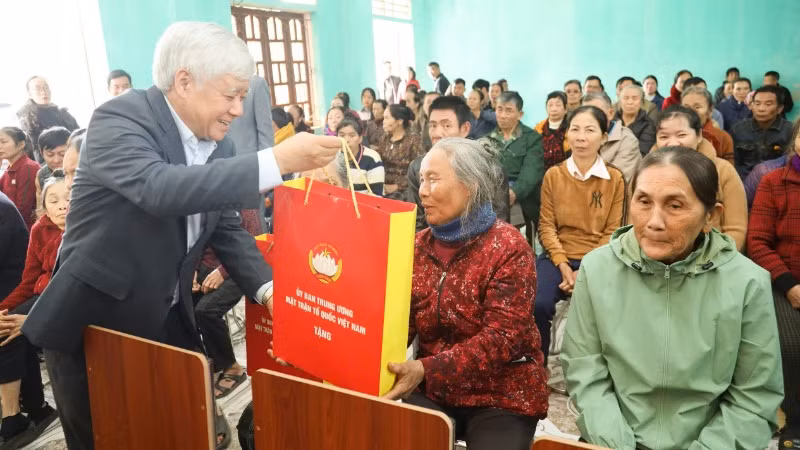 Đồng chí Đỗ Văn Chiến hỏi thăm động viên, trao tặng quà Tết cho người dân.