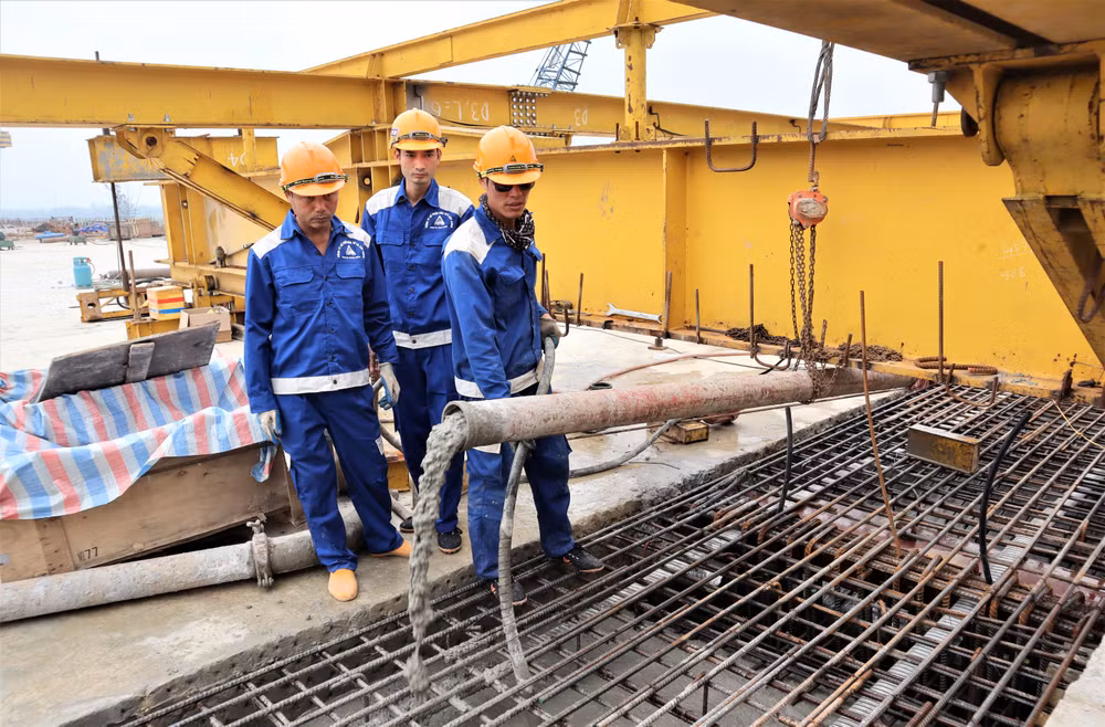 Việc hợp long cầu Hưng Đức là dấu mốc quan trọng trong quá trình xây dựng tuyến đường bộ cao tốc Diễn Châu-Bãi Vọt.