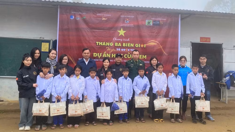 Chi đoàn Đồn Biên phòng Tri Lễ cùng các nhà tài trợ và các đơn vị liên quan trao tặng nhiều phần quà cho các em học sinh tại điểm trường Nậm Tột - Trường tiểu học Tri Lễ 4.
