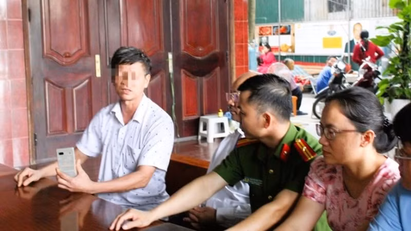Đoàn kiểm tra liên ngành huyện Quỳnh Lưu làm việc với ông Bùi Văn Quang, khối 9, thị trấn Cầu Giát. Ảnh: quynhluu.nghean.gov.vn