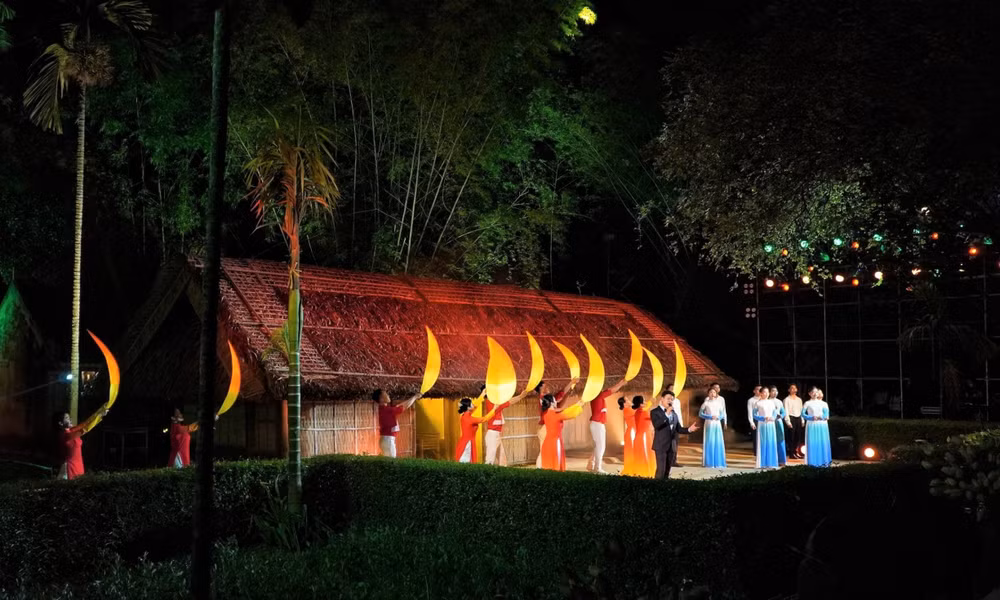 Sân khấu ở 2 điểm cầu không dàn dựng quy mô, rực rỡ mà là một không gian phù hợp với phong cách bình dị, những năm tháng lặng thầm, đời thường của Chủ tịch Hồ Chí Minh thời niên thiếu ở quê hương Nam Đàn và thành phố Huế.