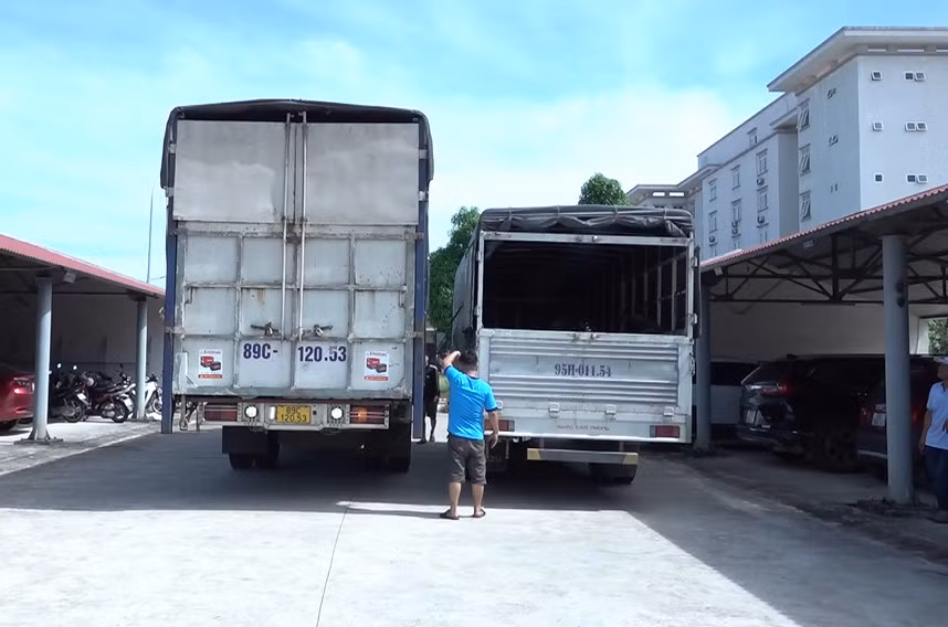 2 xe ô-tô tải các đối tượng dùng để vận chuyển xe máy trộm cắp được. 2 xe ô-tô tải các đối tượng dùng để vận chuyển xe máy trộm cắp được.