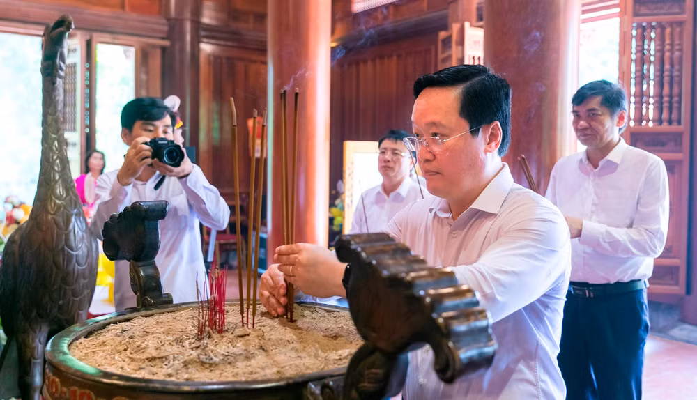 Lãnh đạo tỉnh Nghệ An dâng hương tưởng niệm Chủ tịch Hồ Chí Minh.
