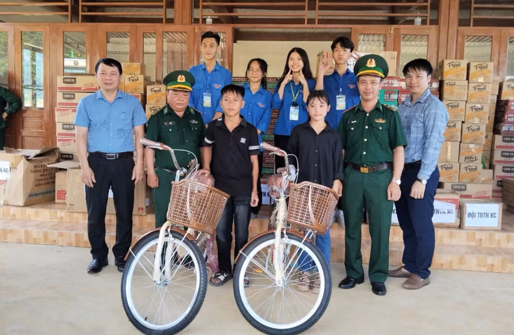 Ngày 28/8, tại nhà thiện nguyện “Ai cần đến lấy, ai có sẻ chia” của Đồn Biên phòng Nậm Càn (ở xã Nậm Càn, huyện Kỳ Sơn), Đồn và đại diện Ban Giám hiệu và giáo viên, đội thanh niên tình nguyện Trường trung học phổ thông chuyên, Đại học Vinh trao tặng 20 suất quà gồm sách vở, đồ dùng học tập, xe đạp cho các học sinh Trường phổ thông dân tộc bán trú tiểu học và trung học cơ sở Nậm Càn; 20 suất quà là nhu yếu phẩm cho các hộ nghèo trên địa bàn. Tổng trị giá của các suất quà hơn 50 triệu đồng...