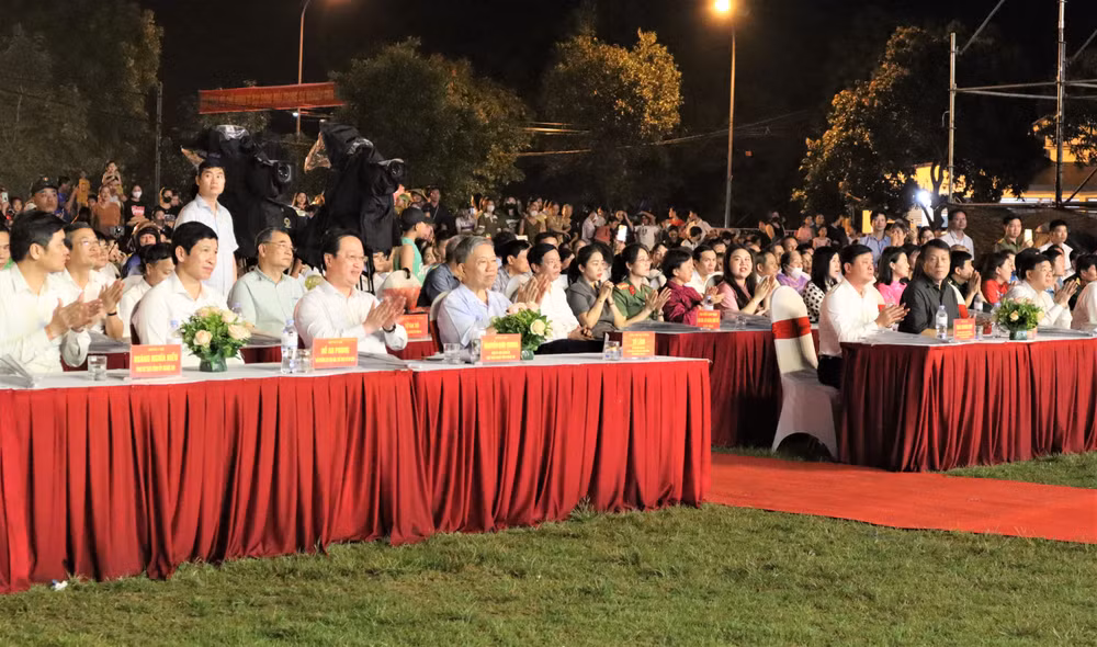 Các đại biểu tham dự Lễ khai mạc.