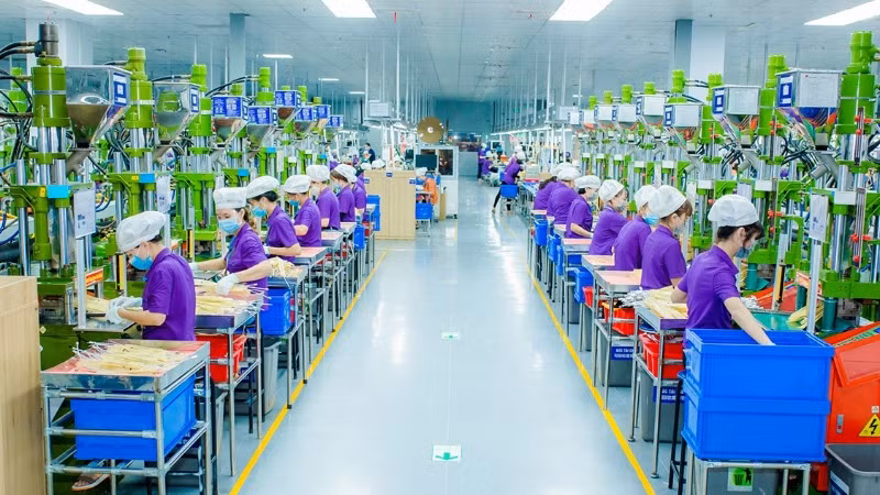Công nhân làm việc tại Công ty trách nhiệm hữu hạn Luxshare ICT Nghệ An thuộc Khu công nghiệp VSIP Nghệ An.