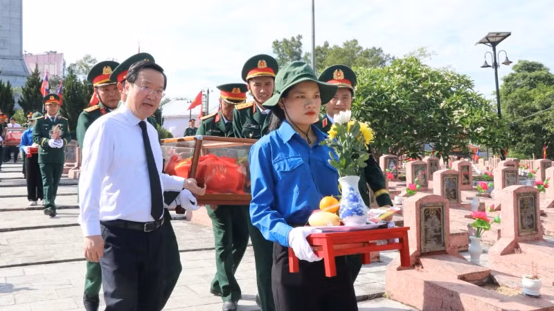 Lãnh đạo tỉnh Nghệ An và lãnh đạo Quân khu 4 di hài cốt liệt sĩ an táng ở Nghĩa trang liệt sĩ huyện Nghi Lộc, Nghệ An.