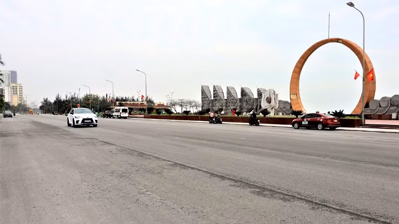 Đường Bình Minh, đoạn đường trước Quảng trường Bình Minh có tốc độ thi công nhanh nhất, đạt hơn 98% khối lượng công việc. Hiện phương tiện giao thông đã có thể lưu thông được cả hai phía.