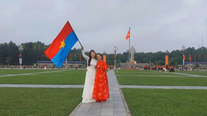 Người dân chụp ảnh, lưu lại khoảnh khắc đầy tự hào trong những ngày tháng Tư lịch sử của dân tộc.