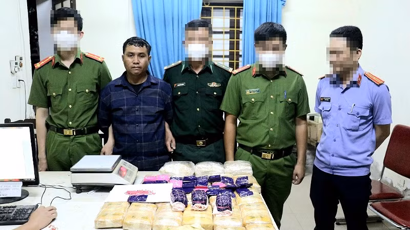 Đối tượng Xayyasone Xay cùng số ma túy bị bắt giữ. (Ảnh: Công an Nghệ An cung cấp)