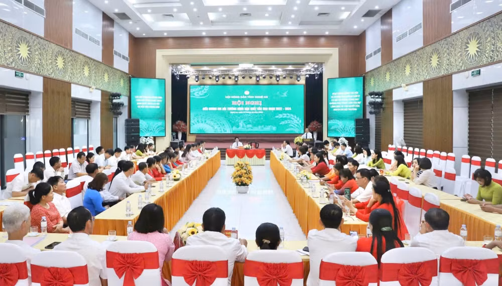 Quang cảnh hội nghị gặp mặt, biểu dương.