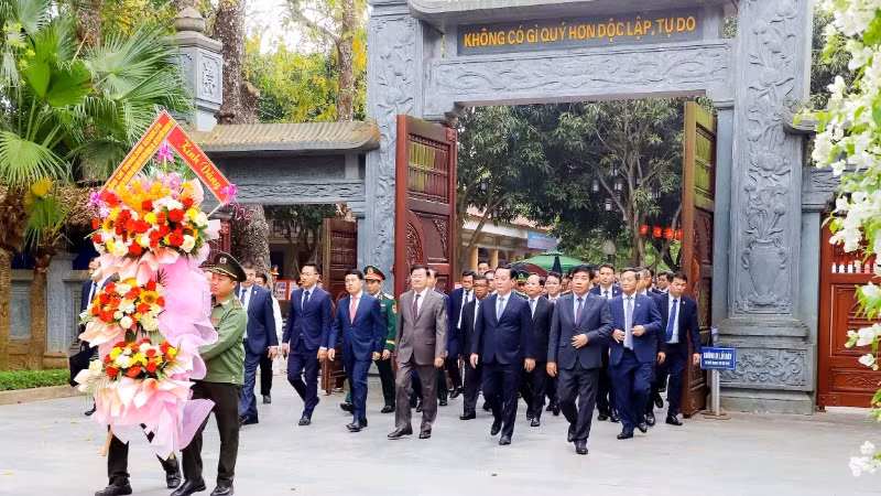 Tổng Bí thư, Chủ tịch nước Lào Thongloun Sisoulith dẫn đầu Đoàn đại biểu cấp cao Đảng và Nhà nước Lào đến dâng hoa, dâng hương tưởng niệm Chủ tịch Hồ Chí Minh tại Khu Di tích Quốc gia đặc biệt Kim Liên.