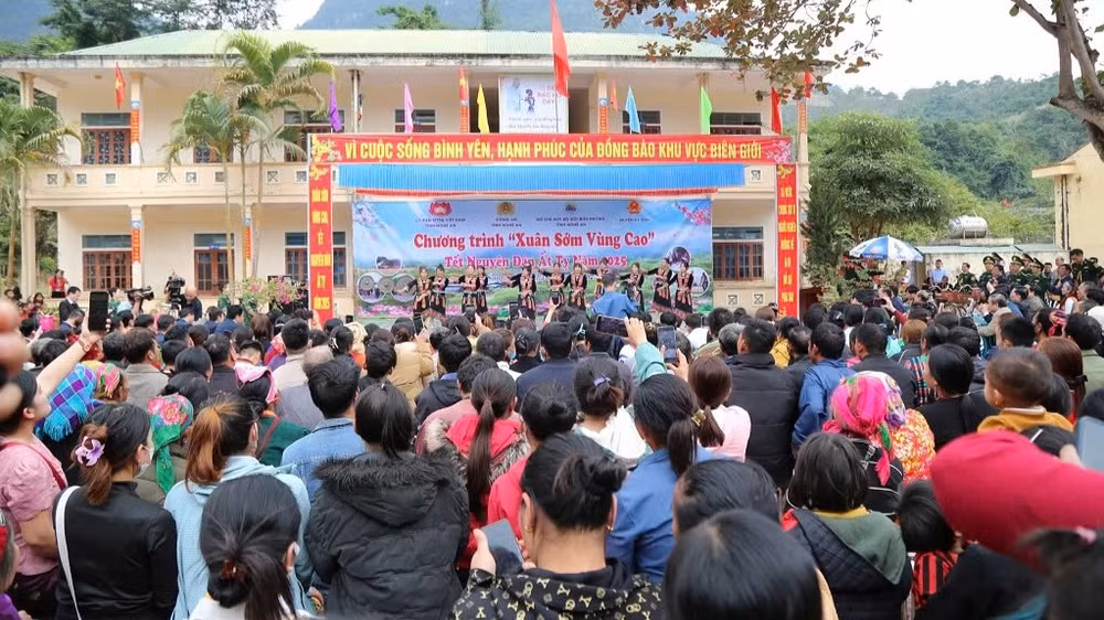 Bộ đội Biên phòng Nghệ An cùng Ủy ban Mặt trận Tổ quốc tỉnh Nghệ An, Công An tỉnh Nghệ An và huyện Kỳ Sơn, các nhà hảo tâm phối hợp tổ chức Chương trình “Xuân sớm vùng cao - Tết Ất tỵ 2025” tại xã Bắc Lý, huyện Kỳ Sơn.
