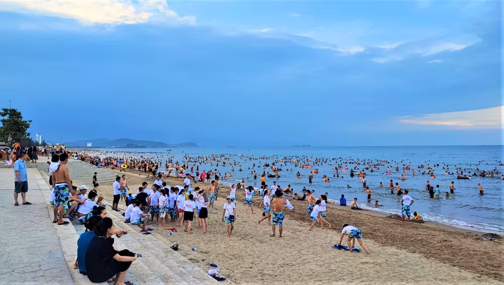 Năm 2023, có hơn 3,6 triệu lượt khách du lịch đến với Cửa Lò. Năm 2023, có hơn 3,6 triệu lượt khách du lịch đến với Cửa Lò.