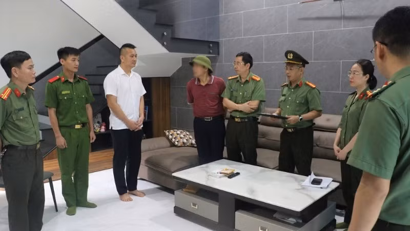 Cơ quan An ninh điều tra, Công an tỉnh Nghệ An đọc Lệnh giữ người trong trường hợp khẩn cấp đối với Tôn Quý Hòa. (Ảnh: CANA)