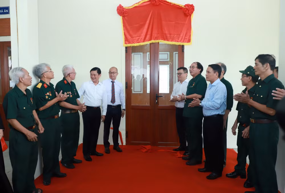 Các đại biểu thực hiện nghi thức khánh thành cụm công trình cải tạo, tu bổ Khu nhà ăn cho thương binh, bệnh binh tại Trung tâm Điều dưỡng Thương binh Nghệ An.