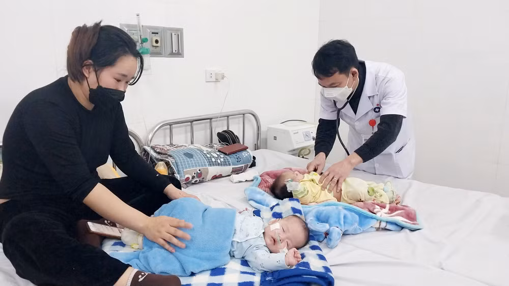 Tiến sĩ, bác sĩ Bùi Anh Sơn thăm khám cho các bệnh nhi. Tiến sĩ, bác sĩ Bùi Anh Sơn thăm khám cho các bệnh nhi.