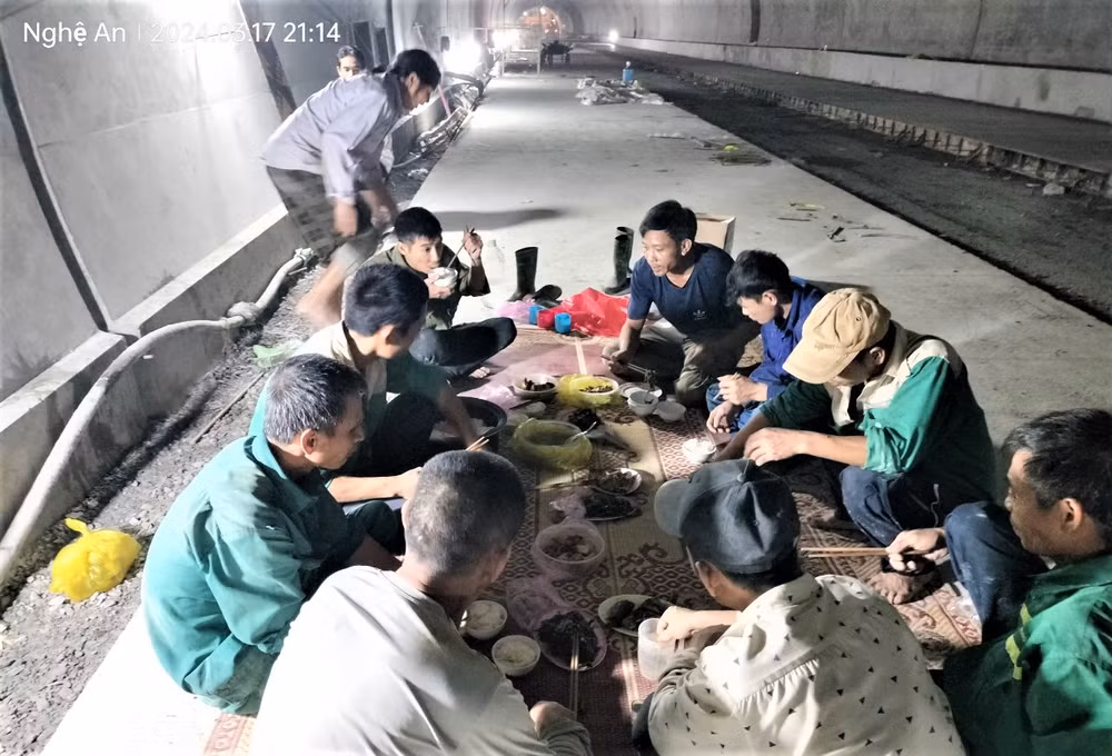 Để bảo đảm tiến độ, chất lượng hầm Thần Vũ, hàng trăm cán bộ, công nhân tổ chức thi công xuyên ngày đêm và ăn nghỉ ngay tại công trường.