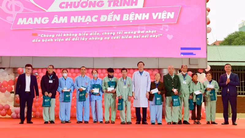 Đại diện Bộ Y tế và nhà hảo tâm trao tặng các phần quà cho bệnh nhân có hoàn cảnh khó khăn. Đại diện Bộ Y tế và nhà hảo tâm trao tặng các phần quà cho bệnh nhân có hoàn cảnh khó khăn.