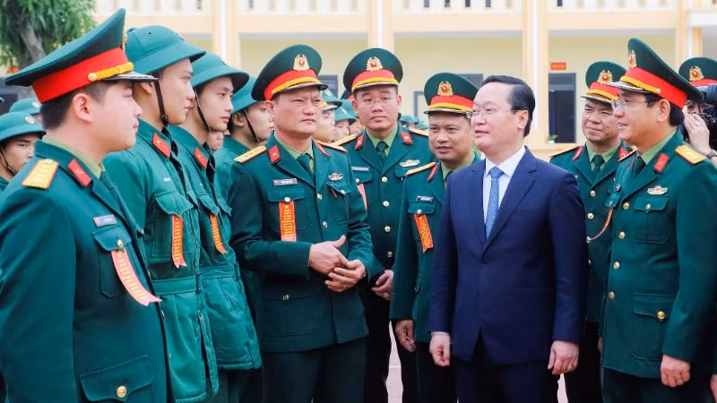 Bí thư Tỉnh ủy Nghệ An Nguyễn Đức Trung thăm hỏi, động viên cán bộ, chiến sĩ tham gia đợt huấn luyện năm 2025.