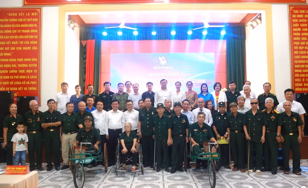 Đoàn công tác của Hội Nhà báo Việt Nam, lãnh đạo tỉnh Nghệ An và các đại biểu, thương binh, bệnh binh chụp ảnh lưu niệm. Ảnh: TRẦN PHONG