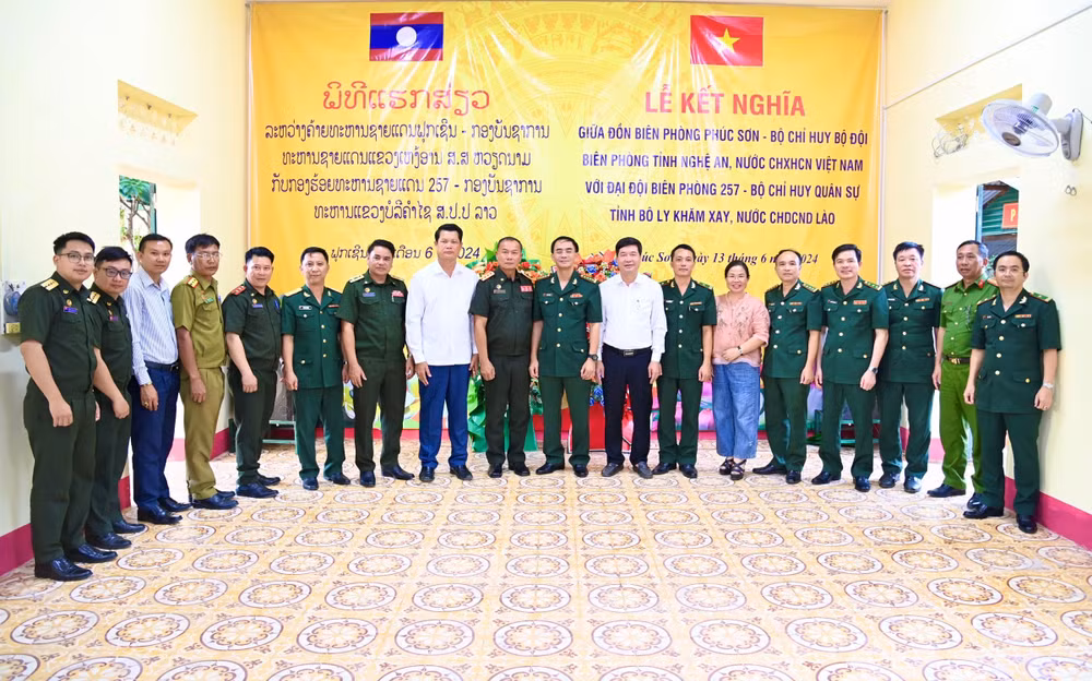 Các đại biểu dự lễ kết nghĩa cùng nhau chụp ảnh lưu niệm. Các đại biểu dự lễ kết nghĩa cùng nhau chụp ảnh lưu niệm.