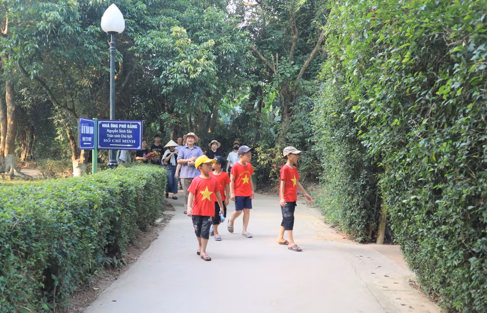 Du khách thăm nhà ông Phó bảng Nguyễn Sinh Sắc - Thân sinh của Chủ tịch Hồ Chí Minh.