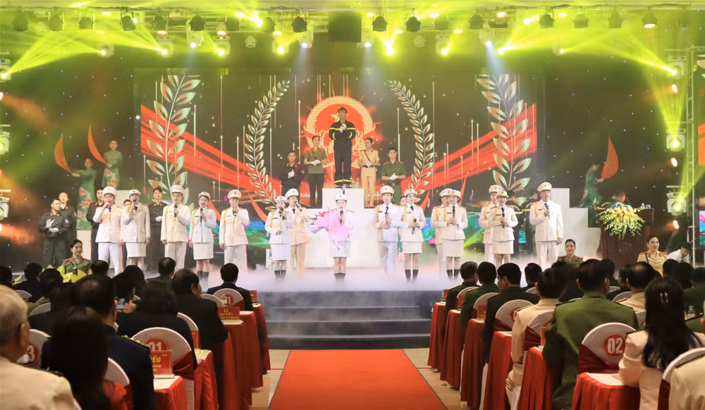 Công an Nghệ An là đơn vị luôn vươn mình, chủ động, nỗ lực, sáng tạo, dẫn đầu trong phong trào thi đua “Vì An ninh Tổ quốc”. Công an Nghệ An là đơn vị luôn vươn mình, chủ động, nỗ lực, sáng tạo, dẫn đầu trong phong trào thi đua “Vì An ninh Tổ quốc”.