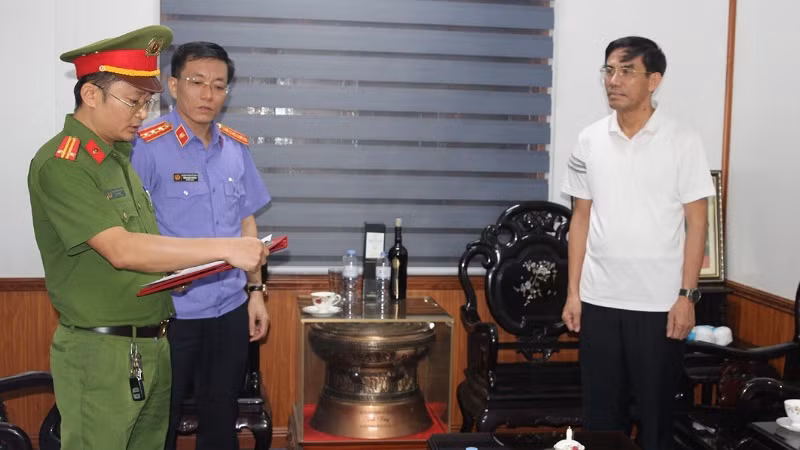 Cơ quan chức năng đọc lệnh bắt bị can để tạm giam đối với ông Doãn Tiến Dũng, Chủ tịch Ủy ban nhân dân thị xã Cửa Lò. (Ảnh: Công an Nghệ An cung cấp)