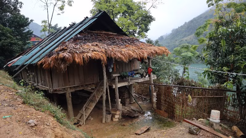 Hạ tầng thiếu thốn, đời sống người dân vùng lòng hồ Thủy điện Bản Vẽ đang gặp rất nhiều khó khăn.