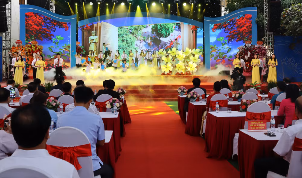 Một tiết mục văn nghệ do giáo viên và học sinh Trường THPT chuyên Phan Bội Châu biểu diễn.