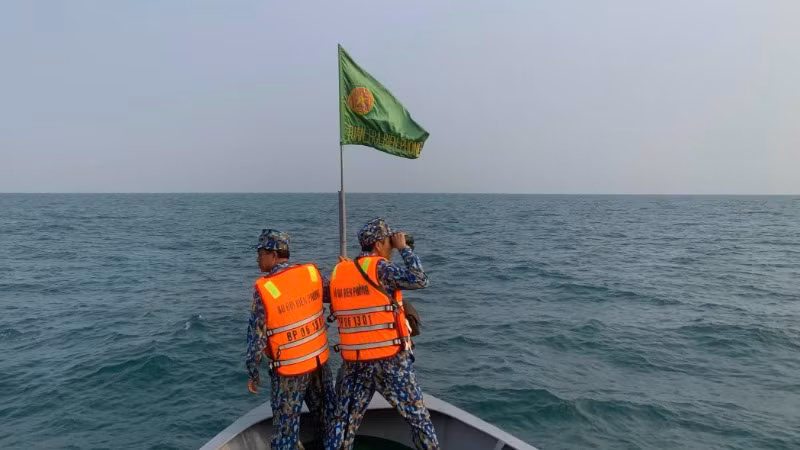 Tàu của Hải đội Biên phòng 2, Bộ đội Biên phòng tỉnh Nghệ An tham gia tìm kiếm, cứu nạn các nạn nhân.