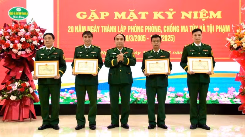 Đại tá Nguyễn Công Lực, Chỉ huy trưởng Bộ đội Biên phòng tỉnh Nghệ An trao thưởng cho các tập thể và cá nhân có thành tích xuất sắc.