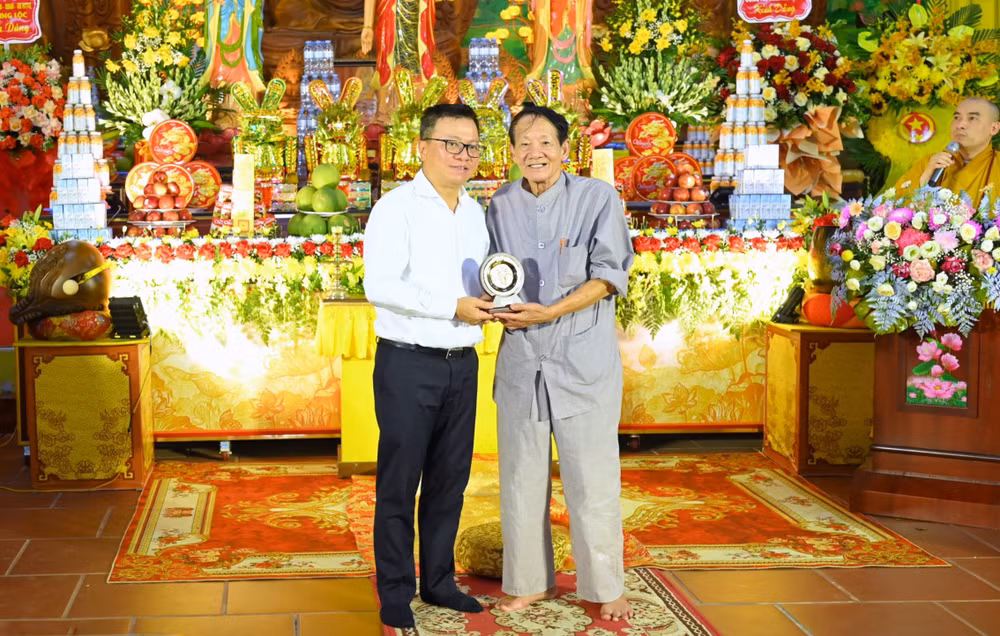 Đồng chí Lê Quốc Minh, Ủy viên Trung ương Đảng, Tổng Biên tập Báo Nhân Dân, Phó Trưởng Ban Tuyên giáo Trung ương, Chủ tịch Hội Nhà báo Việt Nam trao tặng Kỷ niệm chương của Hội Nhà báo Việt Nam cho Nhà báo Trần Văn Hiền, nguyên Phó Tổng Biên tập Báo Nghệ An.