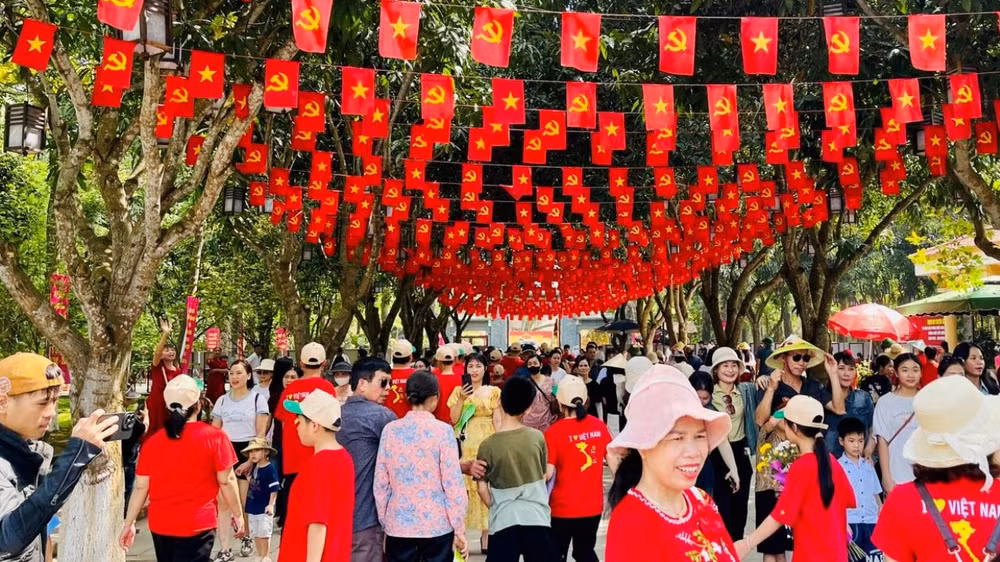 Cùng với Quảng trường Hồ Chí Minh, trong sáng 30/4, hàng nghìn người dân, du khách đã về thăm khu Di tích lịch sử quốc gia đặc biệt Kim Liên (huyện Nam Đàn) - Quê hương của Chủ tịch Hồ Chí Minh.