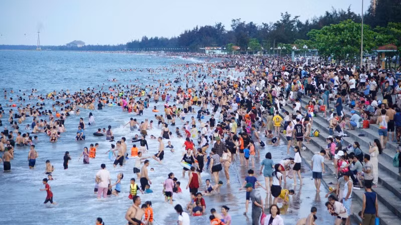 Có khoảng 322.000 lượt khách đến biển Cửa Lò trong 5 ngày nghỉ Lễ 30/4 và 1/5 năm nay.