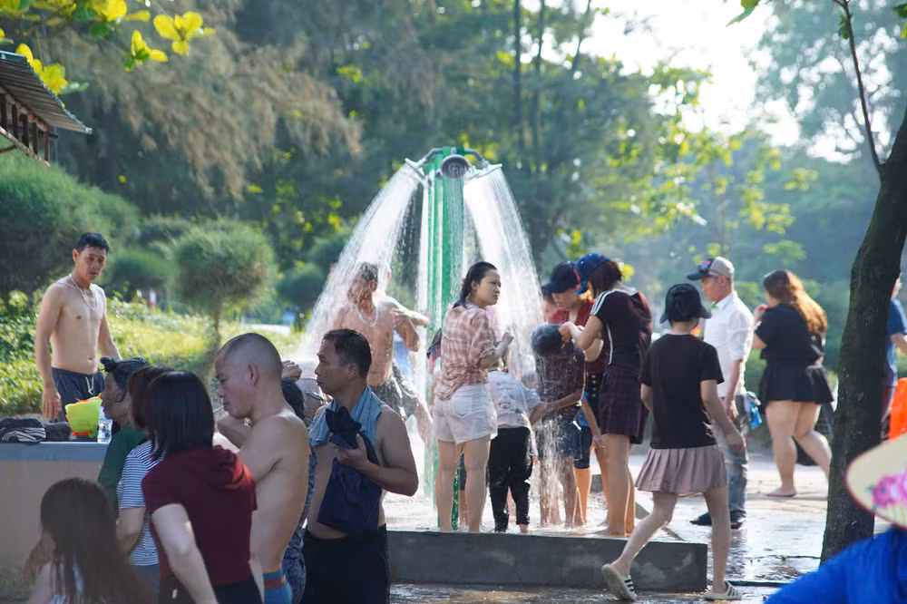 18 trụ nước tắm tráng được lắp đặt để phục vụ miễn phí cho người dân và du khách.
