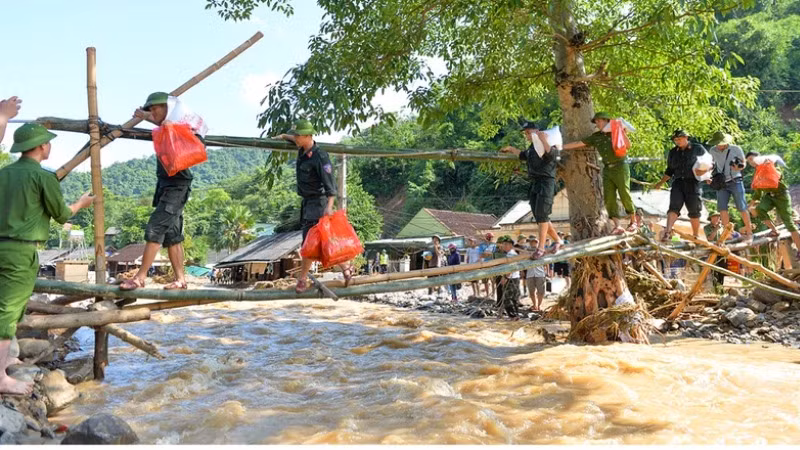 Công an tỉnh Nghệ An tiếp tế lương thực, thực phẩm cho người dân xã Tà Cạ và thị trấn Mường Xén (huyện Kỳ Sơn), nơi xảy ra lũ ống, lũ quét kinh hoàng hồi tháng 10/2022.