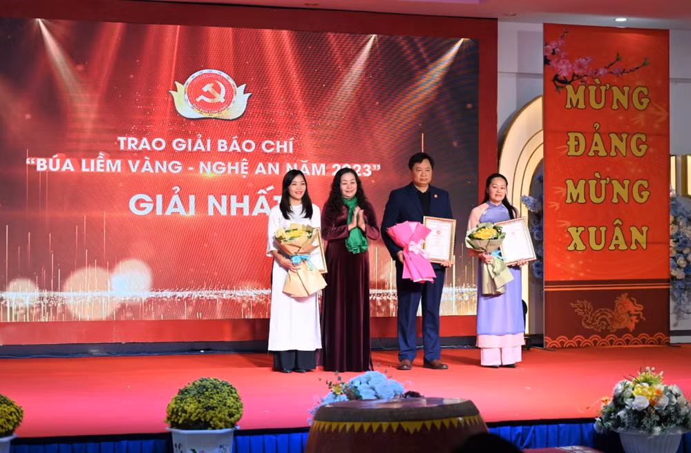Lãnh đạo Ban Tuyên giáo tỉnh Nghệ An trao giải cho tác giả, nhóm tác giả đoạt giải Nhất.