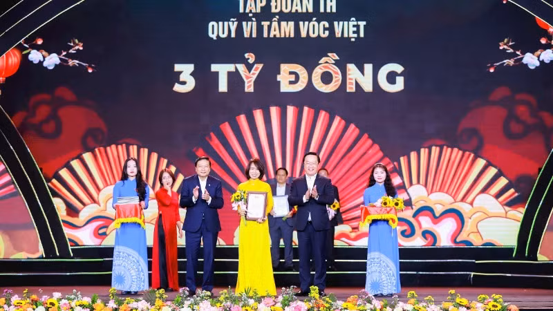Đồng chí Nguyễn Đức Trung, Bí thư Tỉnh ủy Nghệ An và đồng chí Lê Hồng Vinh, Chủ tịch Ủy ban nhân dân tỉnh Nghệ An tiếp nhận ủng hộ và trao Giấy chứng nhận tấm lòng nhân ái vì cộng đồng, tặng hoa tri ân cho các đơn vị ủng hộ chương trình.