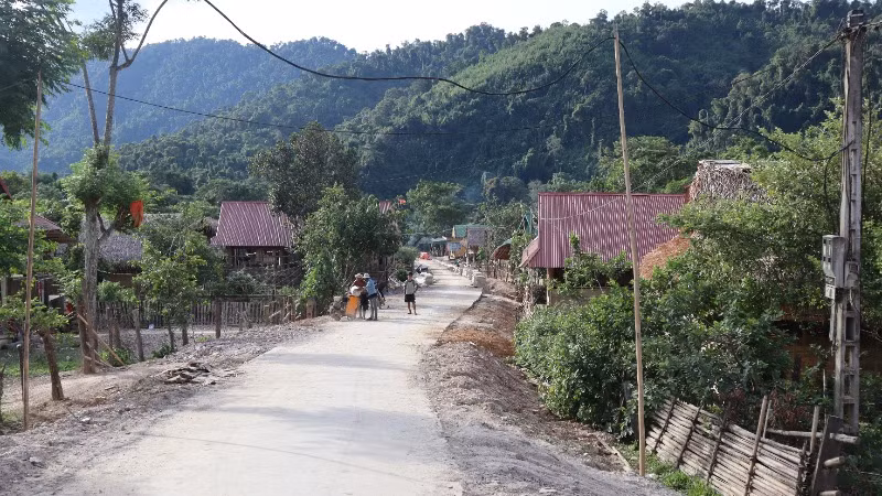 Dù đã có chuyển biến tích cực, nhưng cơ sở hạ tầng bản Khe Búng và bản Cò Phạt còn rất thiếu thốn.