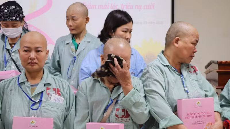 Các bệnh nhân ung thư xúc động khi được trao tặng tóc. Các bệnh nhân ung thư xúc động khi được trao tặng tóc.