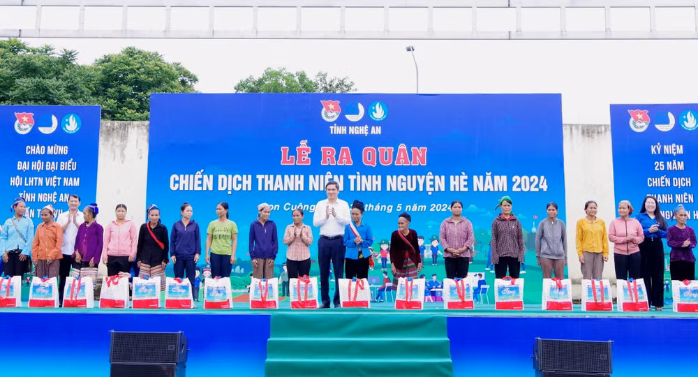 Ban tổ chức trao tặng túi an sinh cho người dân xã Châu Khê. Ban tổ chức trao tặng túi an sinh cho người dân xã Châu Khê.