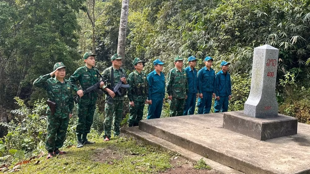 Đồn Biên phòng Na Loi cùng lực lượng công an, quân sự hai xã Na Loi, Đoọc May (huyện Kỳ Sơn) tổ chức tuần tra khép kín tuyến biên giới từ cột mốc 399 đến cột mốc 401, với tổng chiều dài 6,748km. Đồn Biên phòng Na Loi cùng lực lượng công an, quân sự hai xã Na Loi, Đoọc May (huyện Kỳ Sơn) tổ chức tuần tra khép kín tuyến biên giới từ cột mốc 399 đến cột mốc 401, với tổng chiều dài 6,748km.