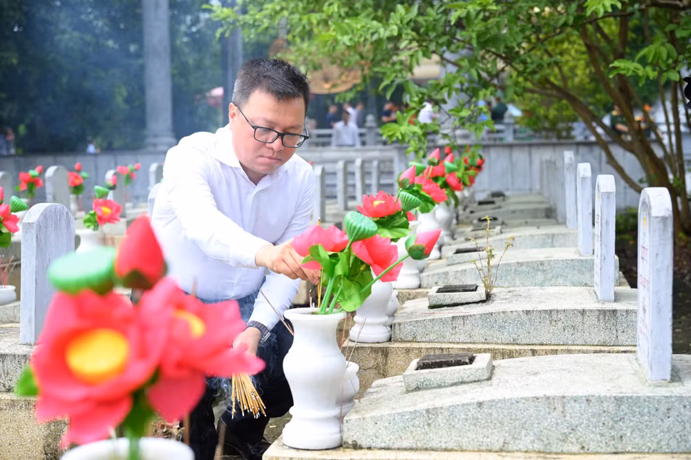 Đồng chí Lê Quốc Minh, Ủy viên Trung ương Đảng, Tổng Biên tập Báo Nhân Dân, Phó Trưởng Ban Tuyên giáo Trung ương, Chủ tịch Hội Nhà báo Việt Nam thắp hương tại các phần mộ liệt sĩ, Nghĩa trang Liệt sĩ Quốc tế Việt-Lào. Đồng chí Lê Quốc Minh, Ủy viên Trung ương Đảng, Tổng Biên tập Báo Nhân Dân, Phó Trưởng Ban Tuyên giáo Trung ương, Chủ tịch Hội Nhà báo Việt Nam thắp hương tại các phần mộ liệt sĩ, Nghĩa trang Liệt sĩ Quốc tế Việt-Lào.