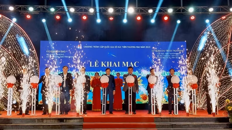 Các đại biểu nhấn nút khai mạc Hội chợ.
