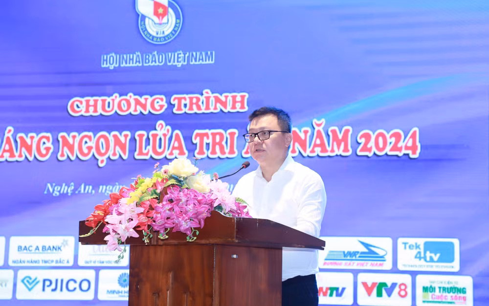 Đồng chí Lê Quốc Minh phát biểu, bày tỏ lòng biết ơn sâu sắc, tri ân những đóng góp của các thương, bệnh binh, người có công đã cống hiến, hy sinh xương máu cho độc lập, tự do của Tổ quốc.