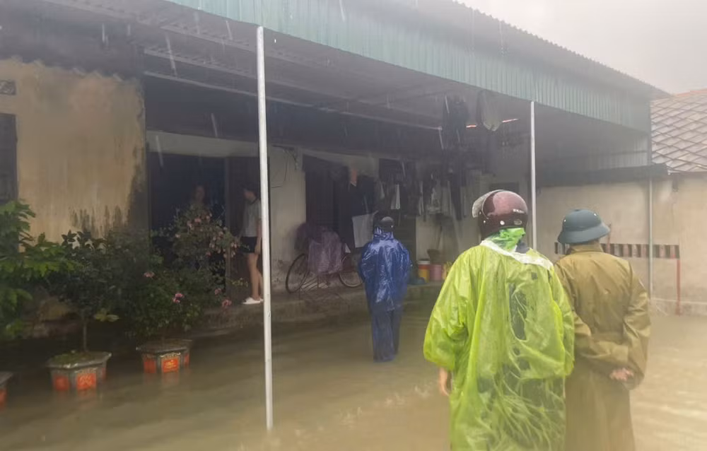 Cán bộ xã Hưng Đạo kiểm tra tình hình và nhắc nhở người dân kê cao tài sản để tránh bị thiệt hại do lũ.